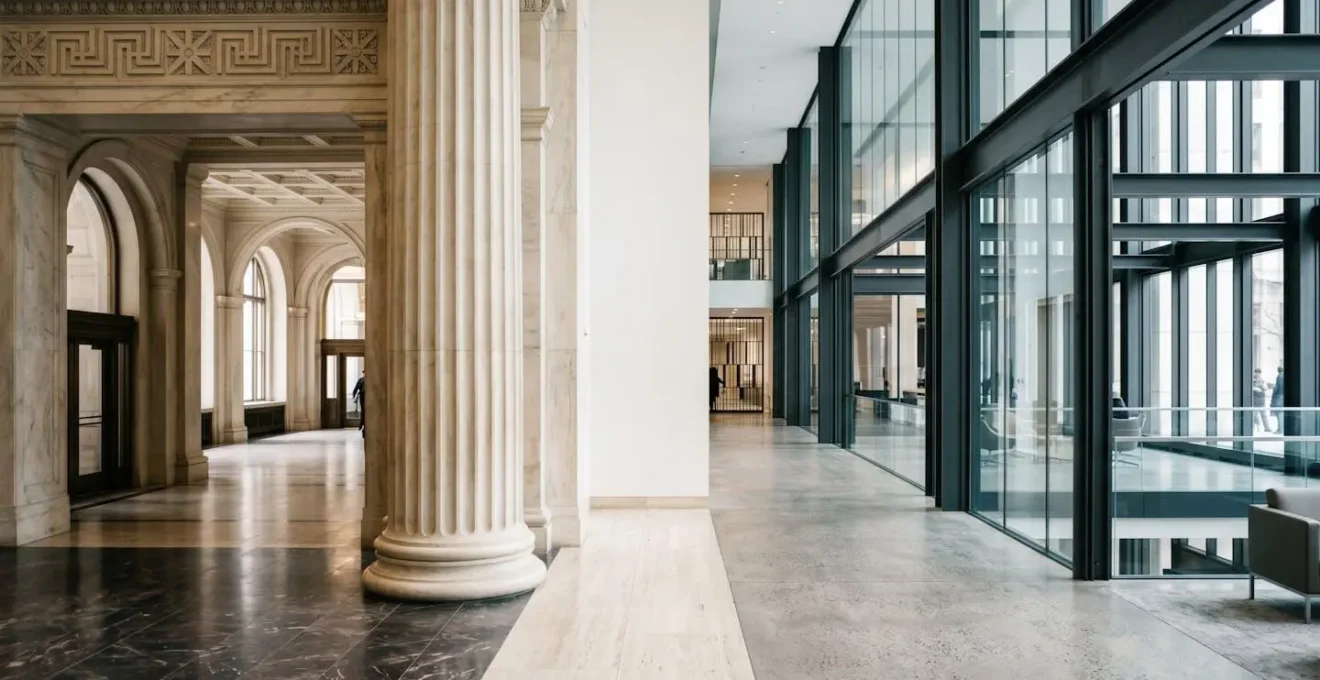 Décision stratégique entre banque traditionnelle et société de gestion indépendante pour la gestion de patrimoine